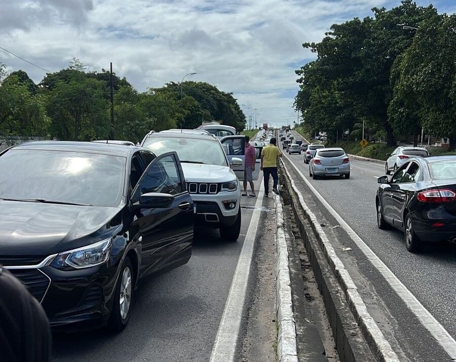 Motorista perde controle de carreta e colide com, pelo menos, dez veículos em rodovia da Grande João Pessoa