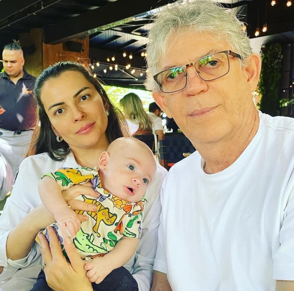 Loiro e de olhos azuis, terceiro filho do ex-governador Ricardo Coutinho se chama Jonnas