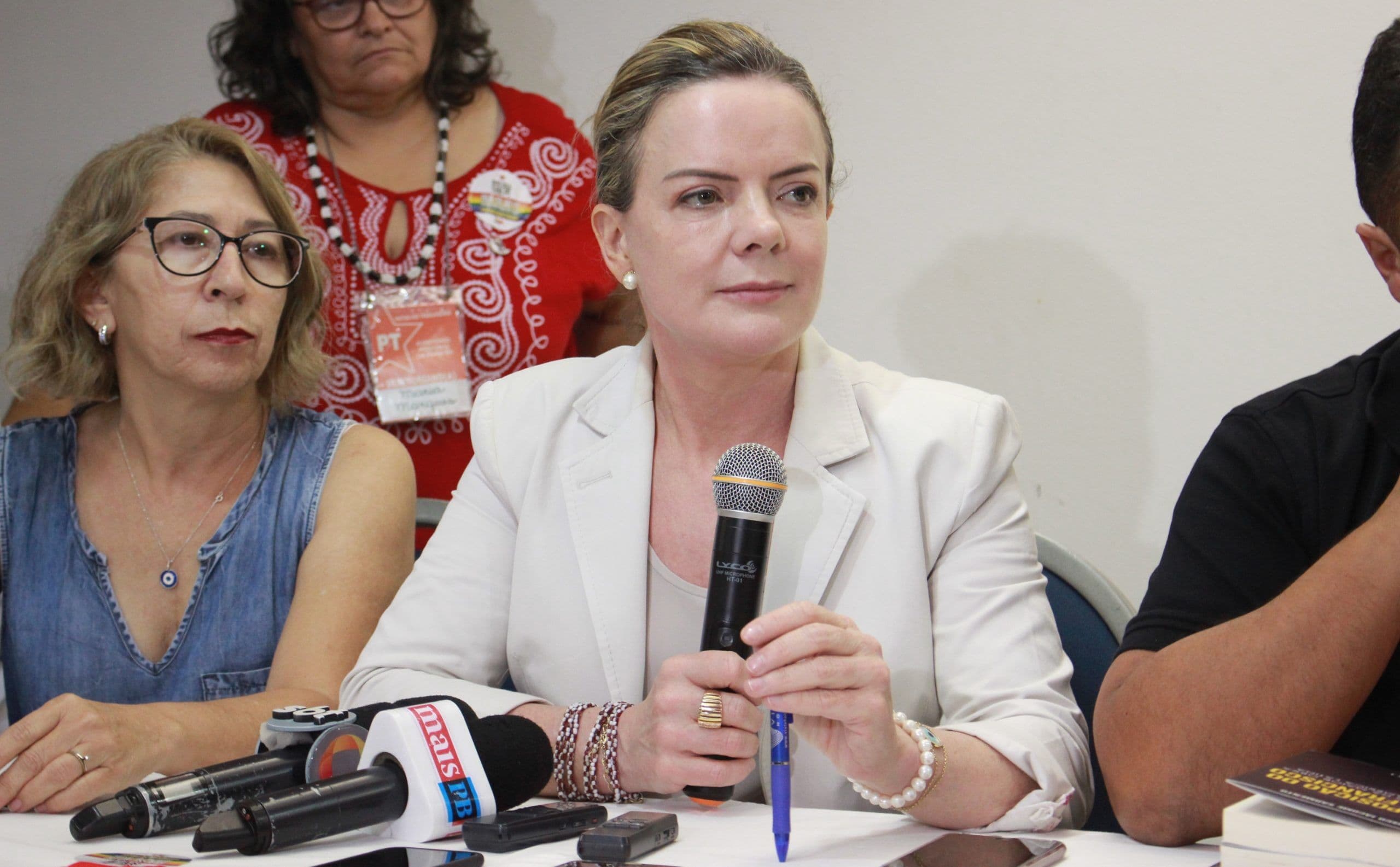 Gleisi Hoffmann acusa Anísio Maia de romper com democracia e diz que Ricardo Coutinho é alvo de armação