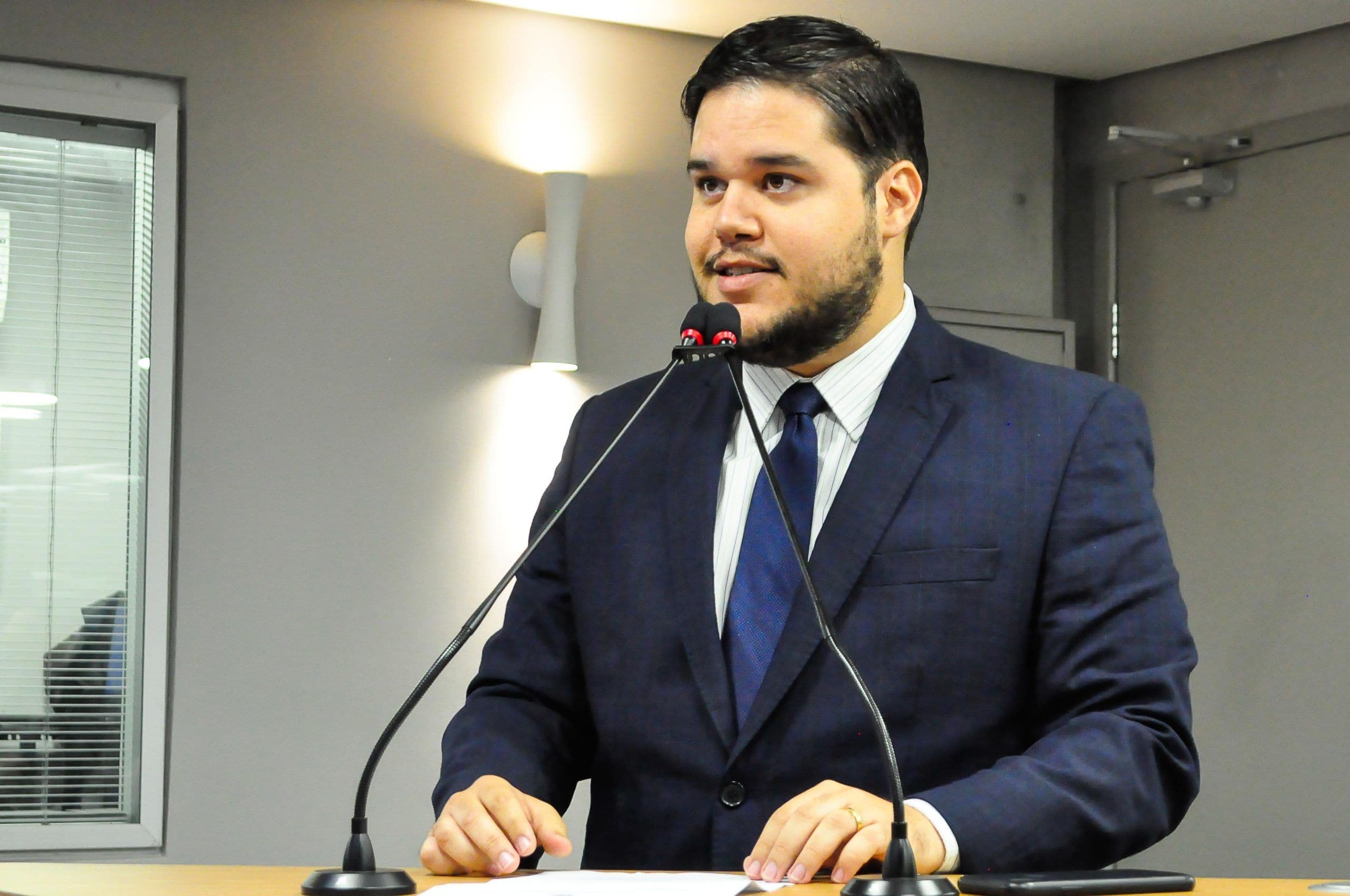 Deputado Anderson Monteiro anuncia licença de 121 dias e André Gadelha retorna à Assembleia