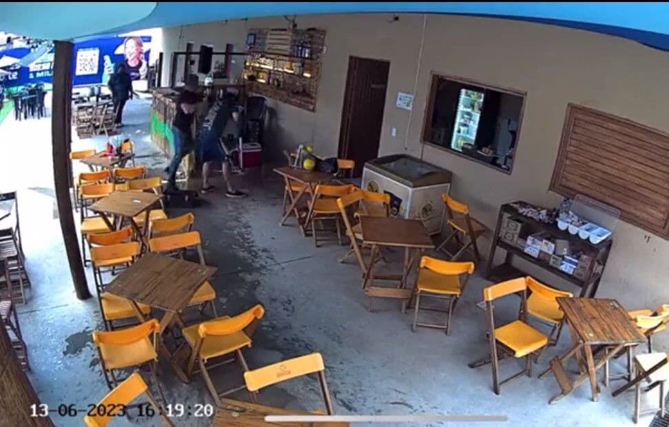 Vencedor do BBB 3, Dhomini é flagrado agredindo dono de bar em Goiânia com socos e chutes