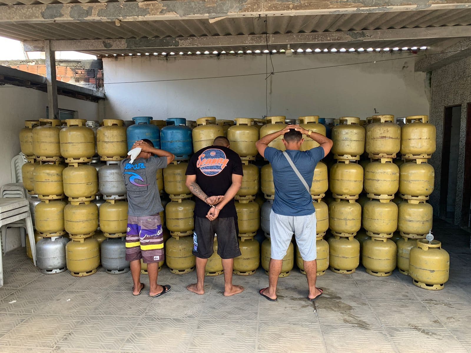 Polícia recupera carga com 537 botijões de gás roubados em Santa Rita; três pessoas são presas