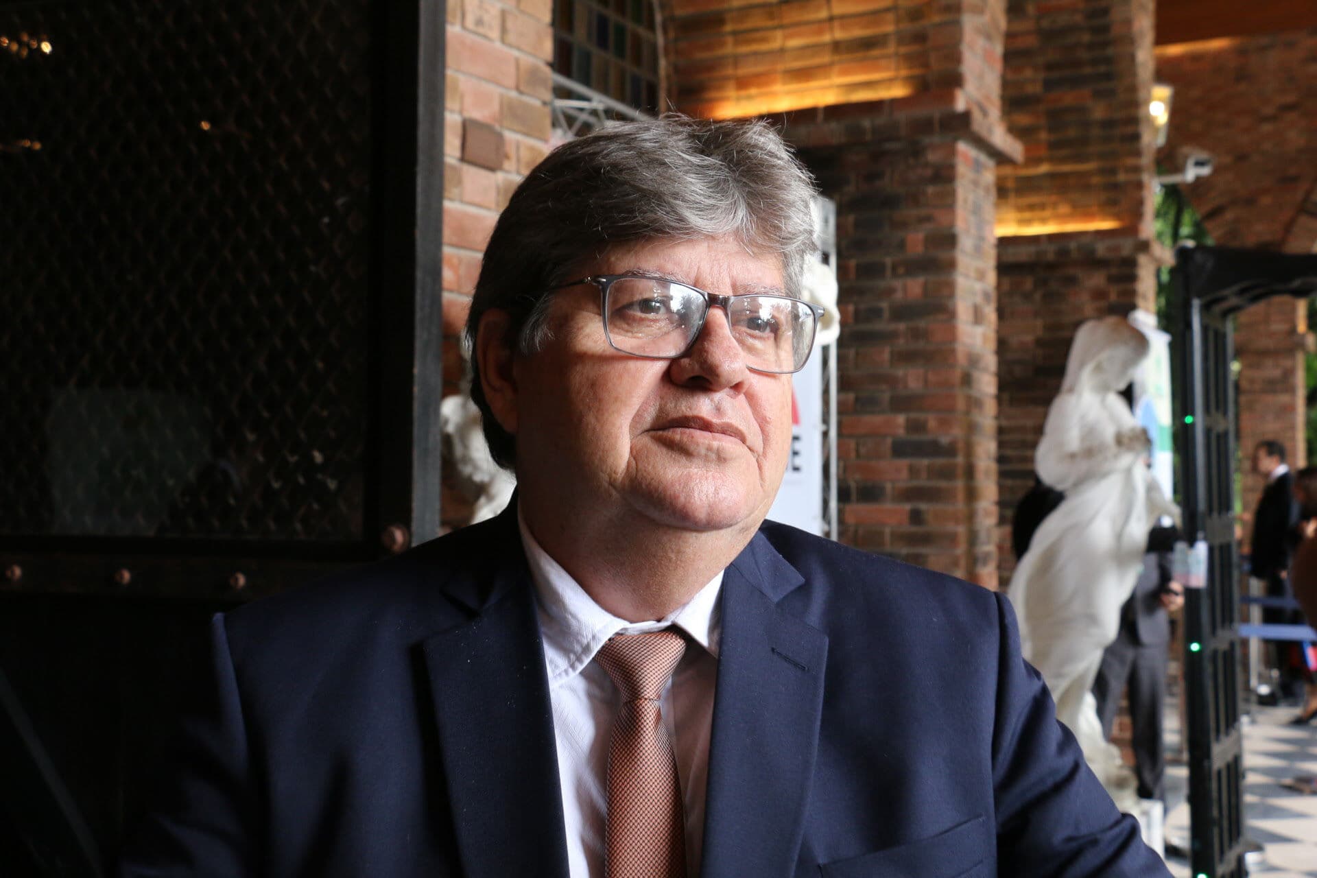 João Azevêdo diz que Bolsonaro tomou "decisão impensada" ao cancelar compra da CoronaVac: "vacina não é de direita ou de esquerda"