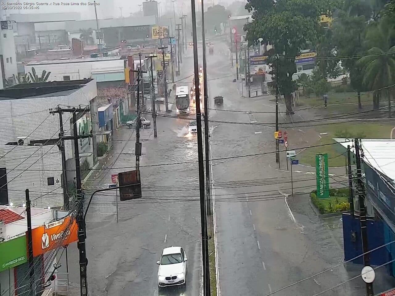 Fortes chuvas deixam ruas alagadas em bairros de João Pessoa na manhã deste sábado