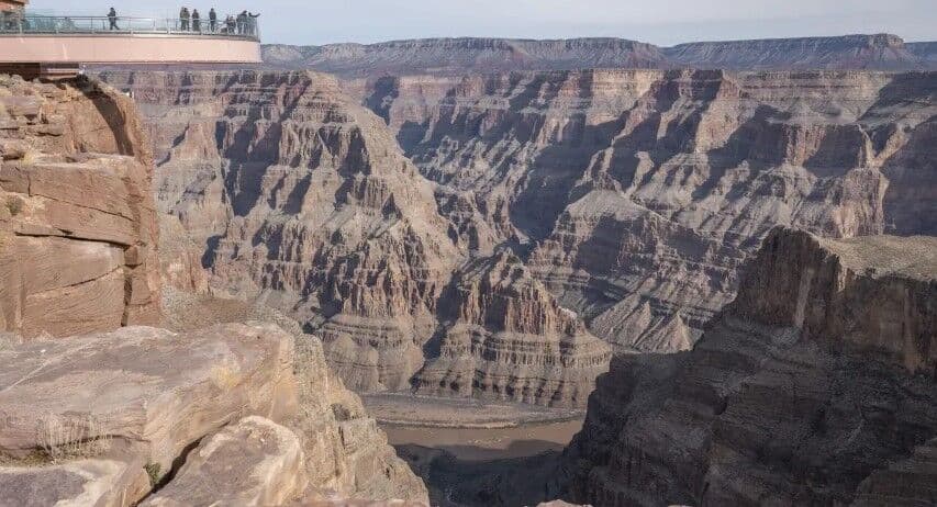Homem morre após sofrer queda de 1.200 metros de atração turística no Grand Canyon, nos EUA