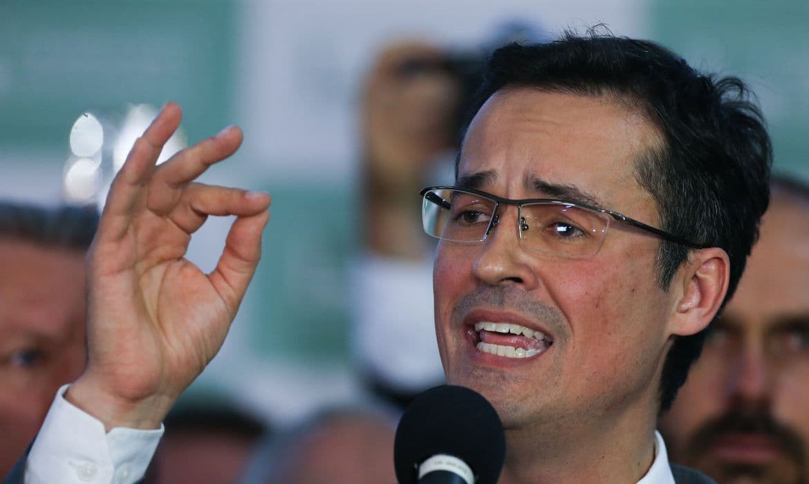 Após cassação, Deltan Dallagnol deixa o país
