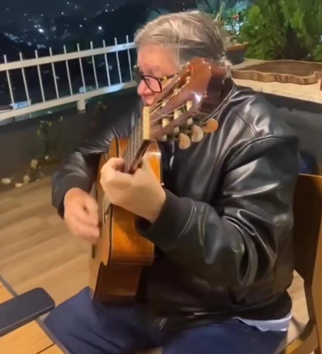 "Aproveitando o São João": João Azevêdo aparece em vídeos cantando e tocando violão, em Bananeiras