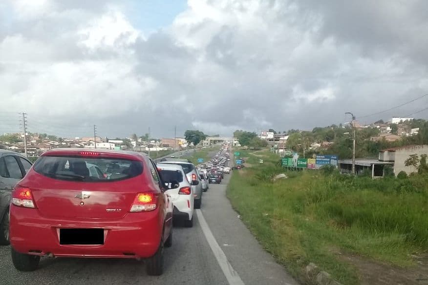 Feriadão: trânsito continua com trechos de lentidão nas rodovias de acesso a João Pessoa nesta segunda-feira