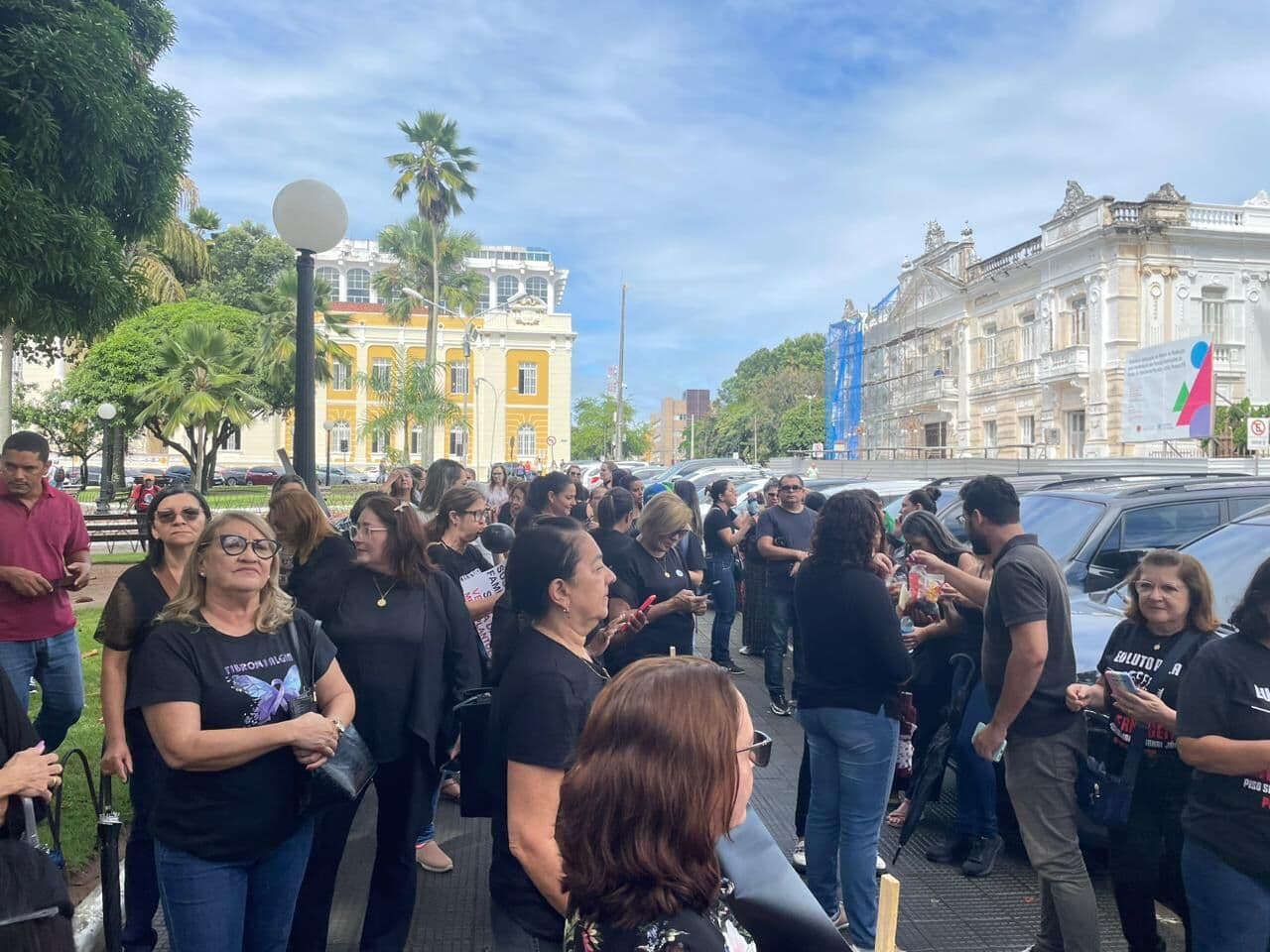 Enfermeiros protestam em frente a UPA na principal dos Bancários e no centro de João Pessoa; trânsito fica lento