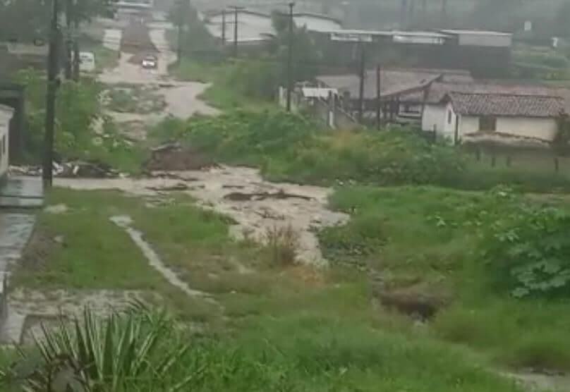 Morador filma rua alagada e pede socorro para prefeitura de Bayuex; assista ao vídeo