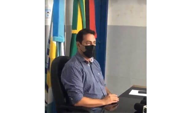 Em crise, prefeito de Lucena baixa decreto para tomar parte dos salários dos secretários municipais