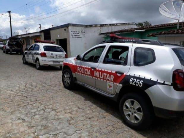 Filho mata pai a pauladas com barra de ferro e arrasta o corpo pela rua em bairro da Capital