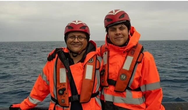 Família revela última foto de pai e filho momentos antes de embarcarem em submarino