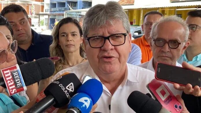 João Azevêdo avisa que PSB vai disputar prefeituras mesmo em municípios com aliados caso não haja consenso