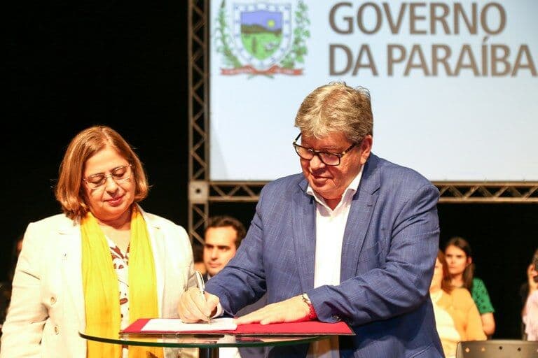 João Azevêdo e ministra Cida Gonçalves assinam acordo de cooperação e Patos ganha primeira Casa da Mulher Brasileira do Sertão
