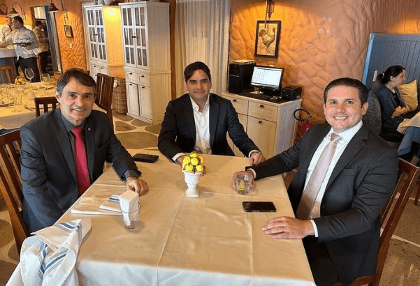 Romero Rodrigues almoça com Hugo Motta e Murilo Galdino e declara: "juntos nos projetos futuros"