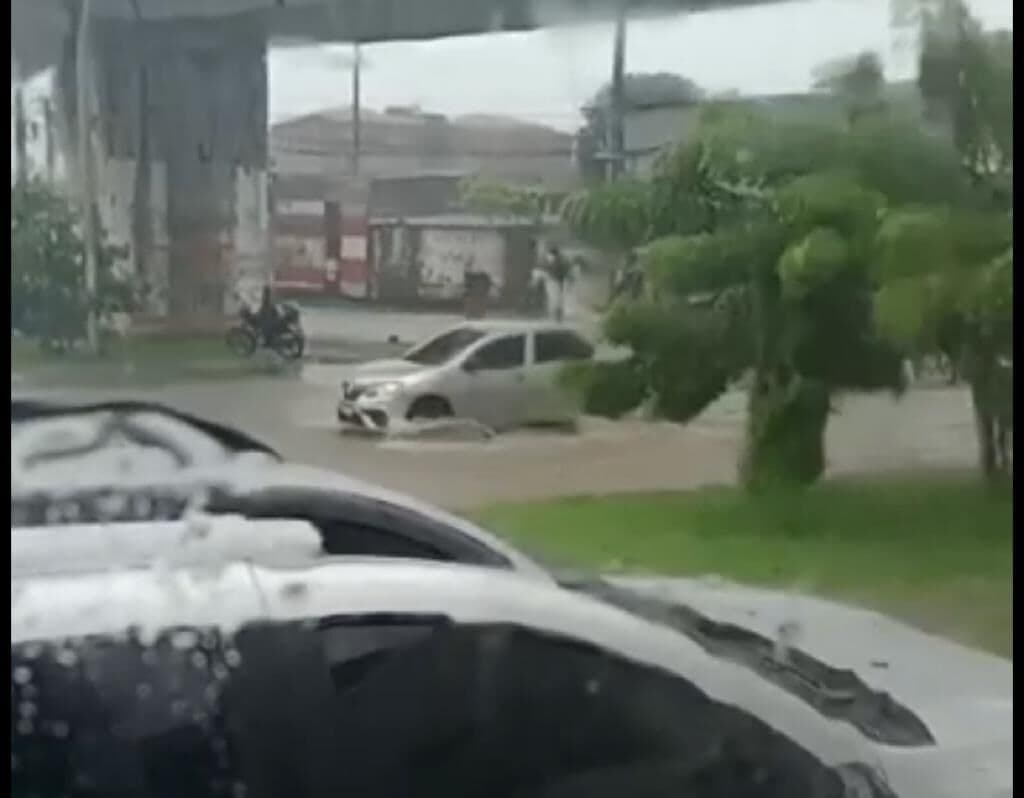 Alagamento deixa trânsito travado na BR-101 entre João Pessoa e Recife; veja vídeo