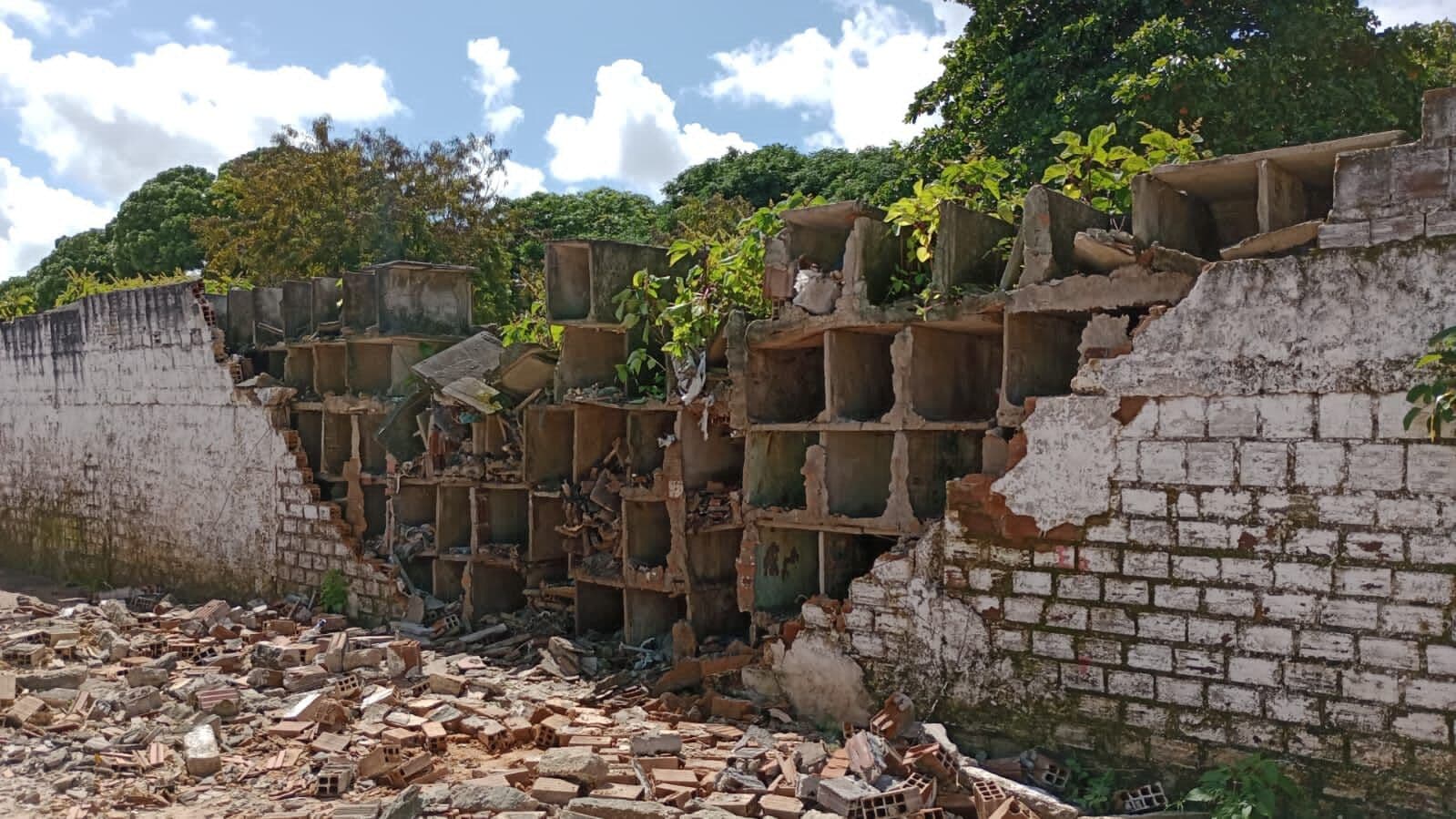 Parte de muro de cemitério desaba no bairro do Cristo, em João Pessoa