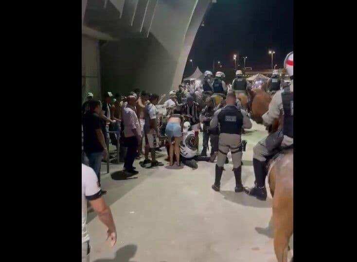 VÍDEOS: veja como foram as agressões de policiais militares contra torcedores no Almeidão