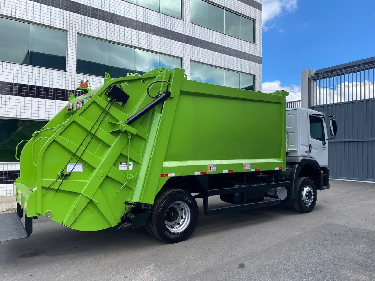 Prefeitura de Belém gasta mais de R$ 700 mil na compra de um caminhão compactador de lixo