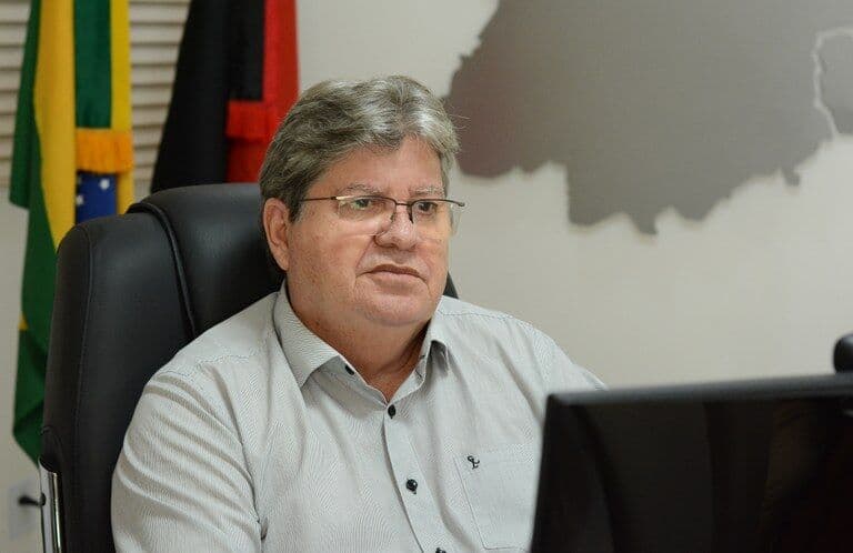 João Azevêdo assina protocolo para instalação, na Paraíba, de fábrica chinesa de remédios e de ônibus elétrico