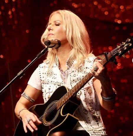 Paula Toller fratura três costelas após um tombo em casa