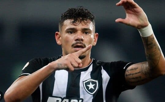 Líder Botafogo segura empate com Cruzeiro; Tiquinho se machuca e preocupa