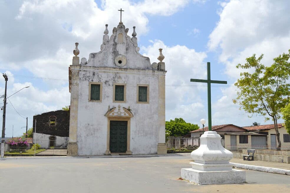 VÍDEO: padre manda recado a prefeito de Alhandra após instalação de palco em frente a igreja