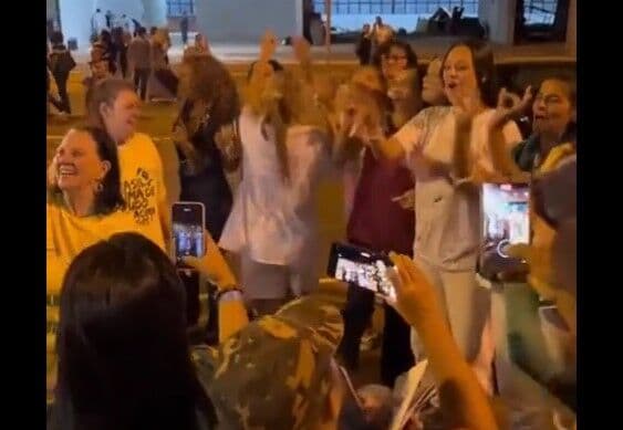 VÍDEO: presas pelos atos do 8 de janeiro dançam e bebem ao deixar presídio usando tornozeleira eletrônica