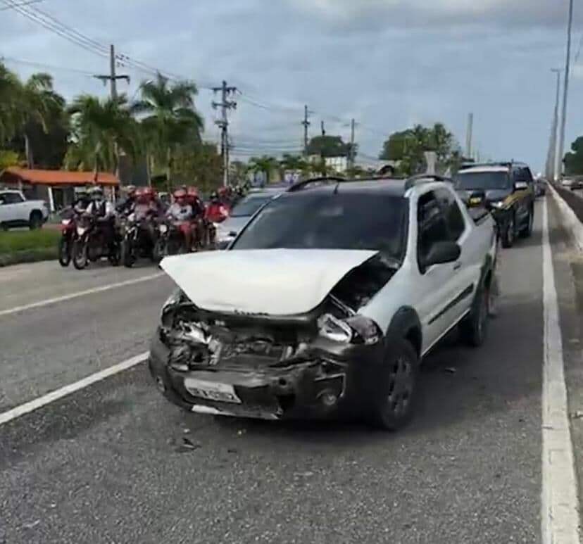 Engavetamento com três carros deixa trânsito lento na BR-230 próximo ao Unipê, em João Pessoa