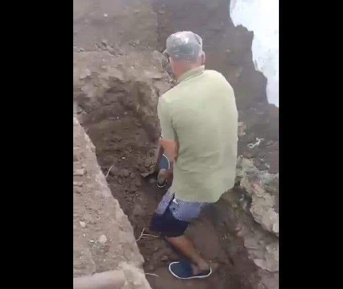 VÍDEO: falta de coveiros em cemitério de Gurinhém obriga filhos a cavar cova do próprio pai