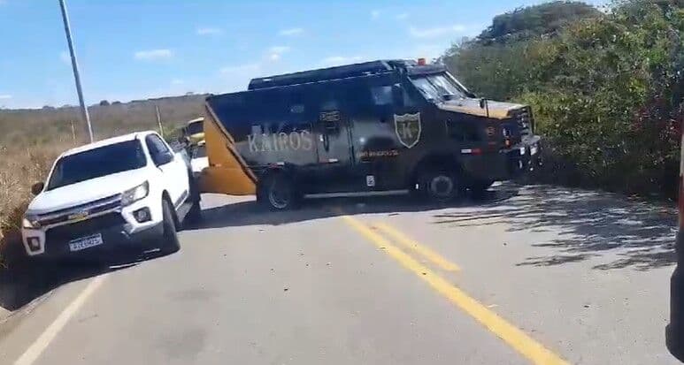 Criminosos tentam assaltar carro-forte e incendeiam veículo na divisa entre a Paraíba e Pernambuco