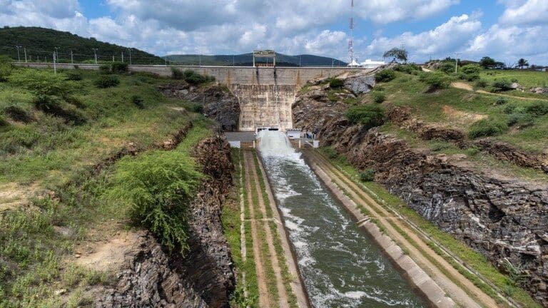 João Azevêdo visita obras do canal Acauã-Araçagi com ministro Waldez Góes