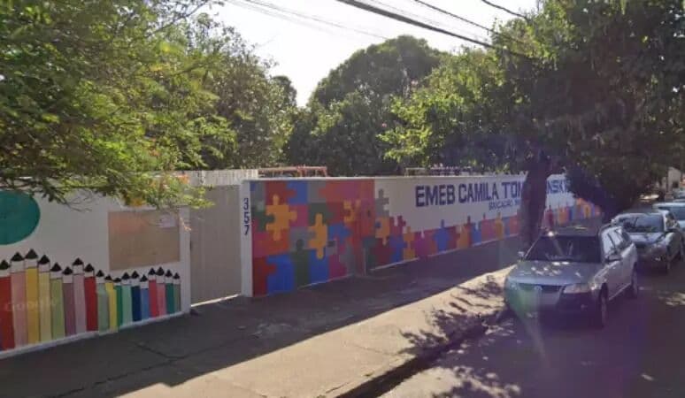 Criança de 3 anos é entregue a responsável errado em saída de escola