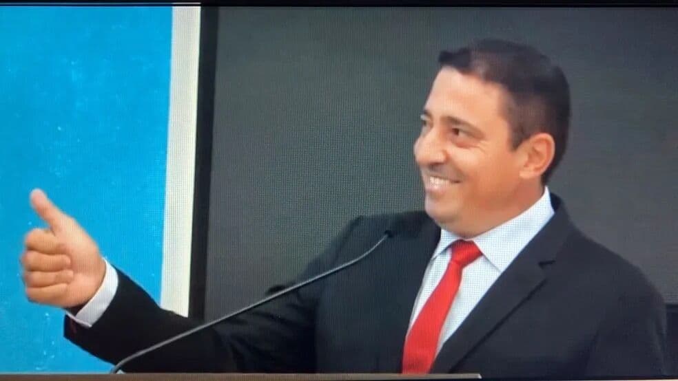 Vereador do interior de São Paulo erra ao soletrar homenagem a deputado durante sessão: "O de honesto"