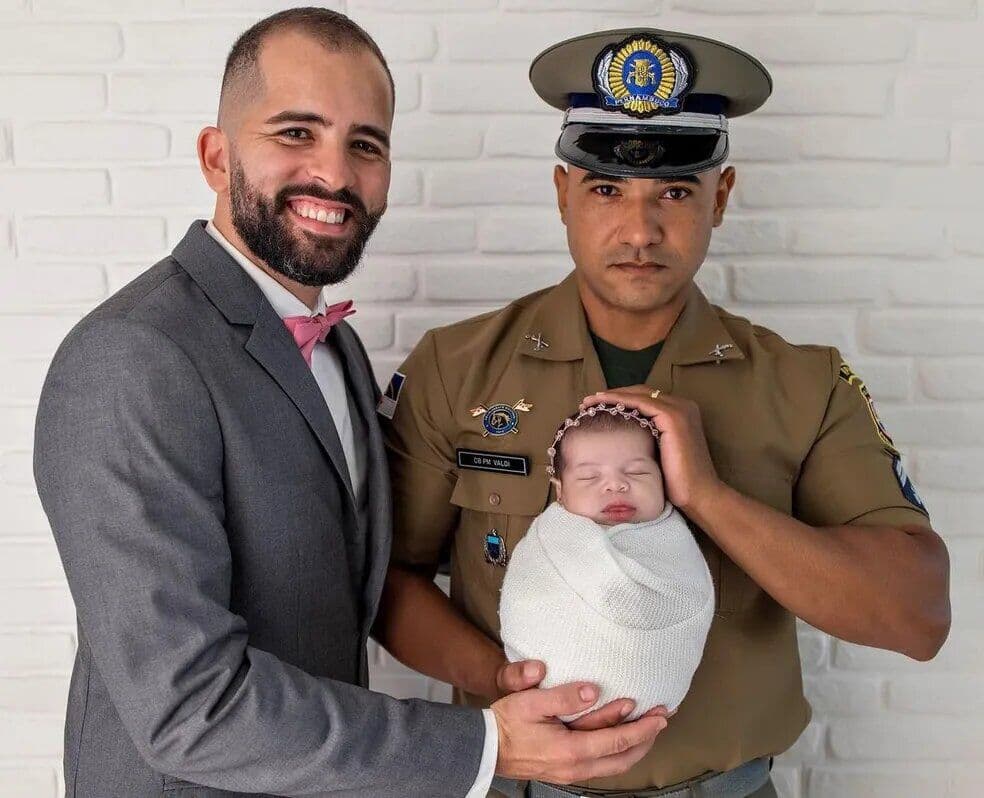 Sargento gay da PM consegue licença-paternidade inédita de 6 meses para cuidar de filha: 'Mostrei que minha família existe'