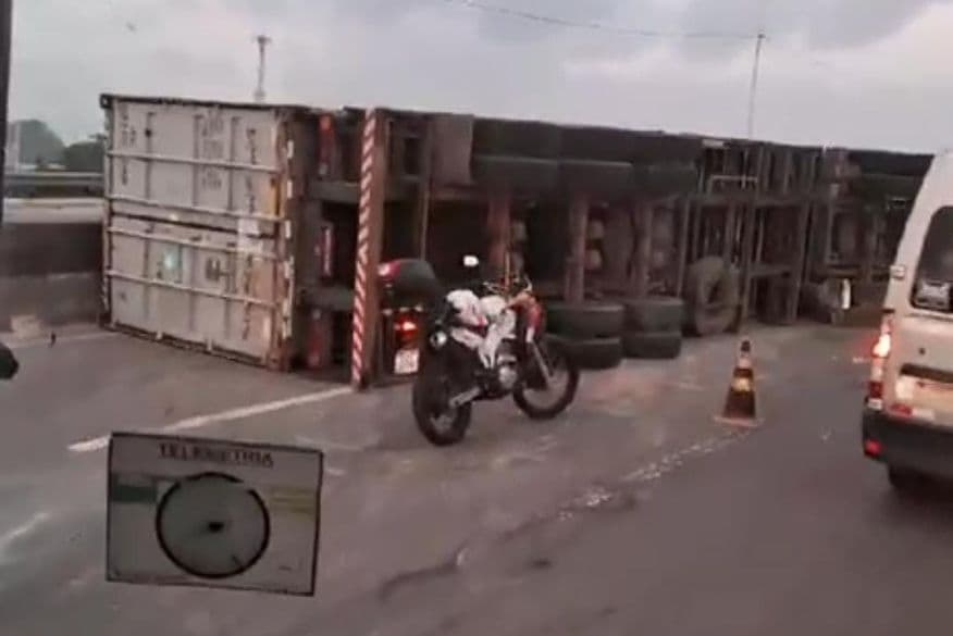 Carreta tombada na BR-230 está com 28 toneladas de carga de madeira; não há previsão de retirada do veículo da pista