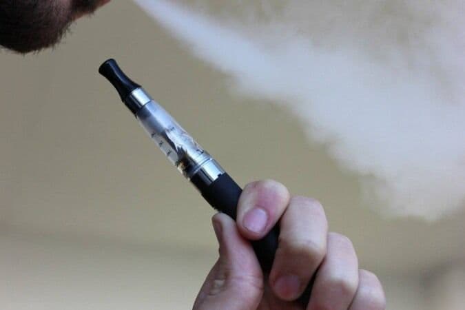 Procon da Paraíba autua Shopee por vender "Vape" e fiscaliza 20 tabacarias durante operação