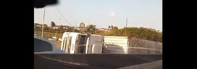 Carreta tombada há 12h continua interrompendo trânsito e congestionamento chega a 1,5km na Br-230