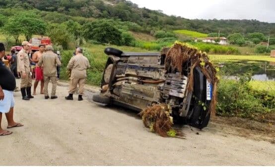 Homens voltam de festa e morrem afogados após carro cair dentro de açude na Paraíba