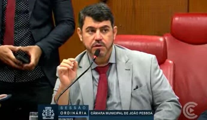 Protesto de ambulantes gera tumulto na Câmara de João Pessoa e presidente Dinho ameaça encerrar sessão e acionar polícia