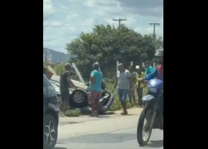 Motorista perde controle de veículo e capota na PB-325, em Catolé do Rocha