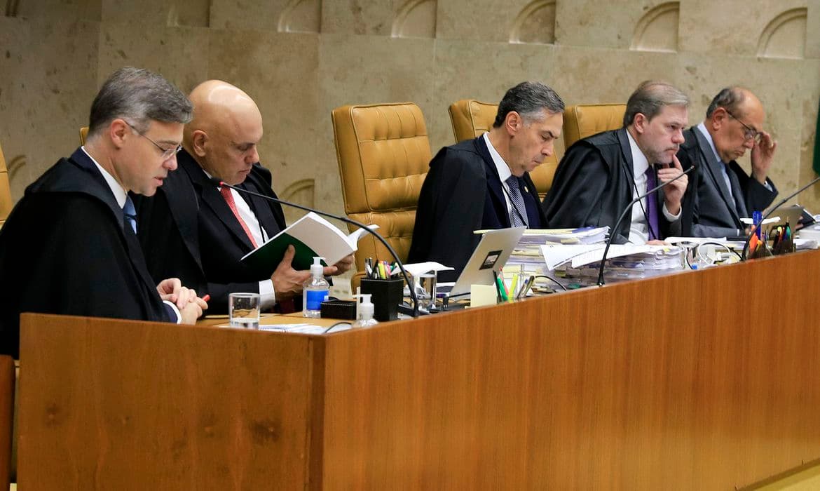 Moraes e Mendonça batem boca em sessão do STF: 'Quem tem medo da PF?'