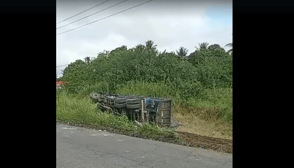 Motorista perde controle do veículo e capota caminhão em Santa Rita