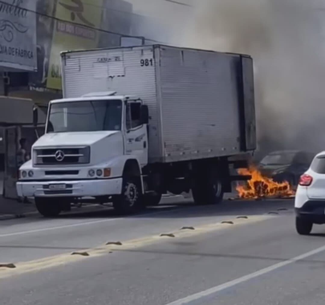 Caminhão pega fogo em trecho da Avenida Josefa Taveira em João Pessoa