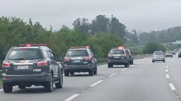 Carros boiam após ruas ficarem alagadas durante temporal na Capital
