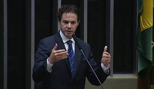 Veneziano critica mandato de Daniella Ribeiro e insinua que senadora usa Congresso como passarela