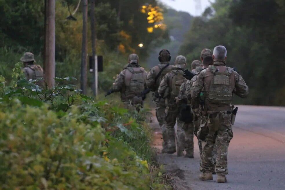 Policial Federal é morto e outros dois agentes ficam feridos em operação na Bahia; suspeitos se escondem em mata