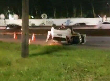 Carro capota naBR-230 em João Pessoa e duas pessoas ficam feridas