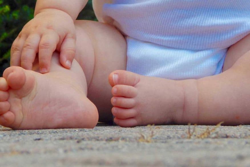 Casal é preso suspeito de torturar bebê de um ano com queimaduras e mordidas em Patos